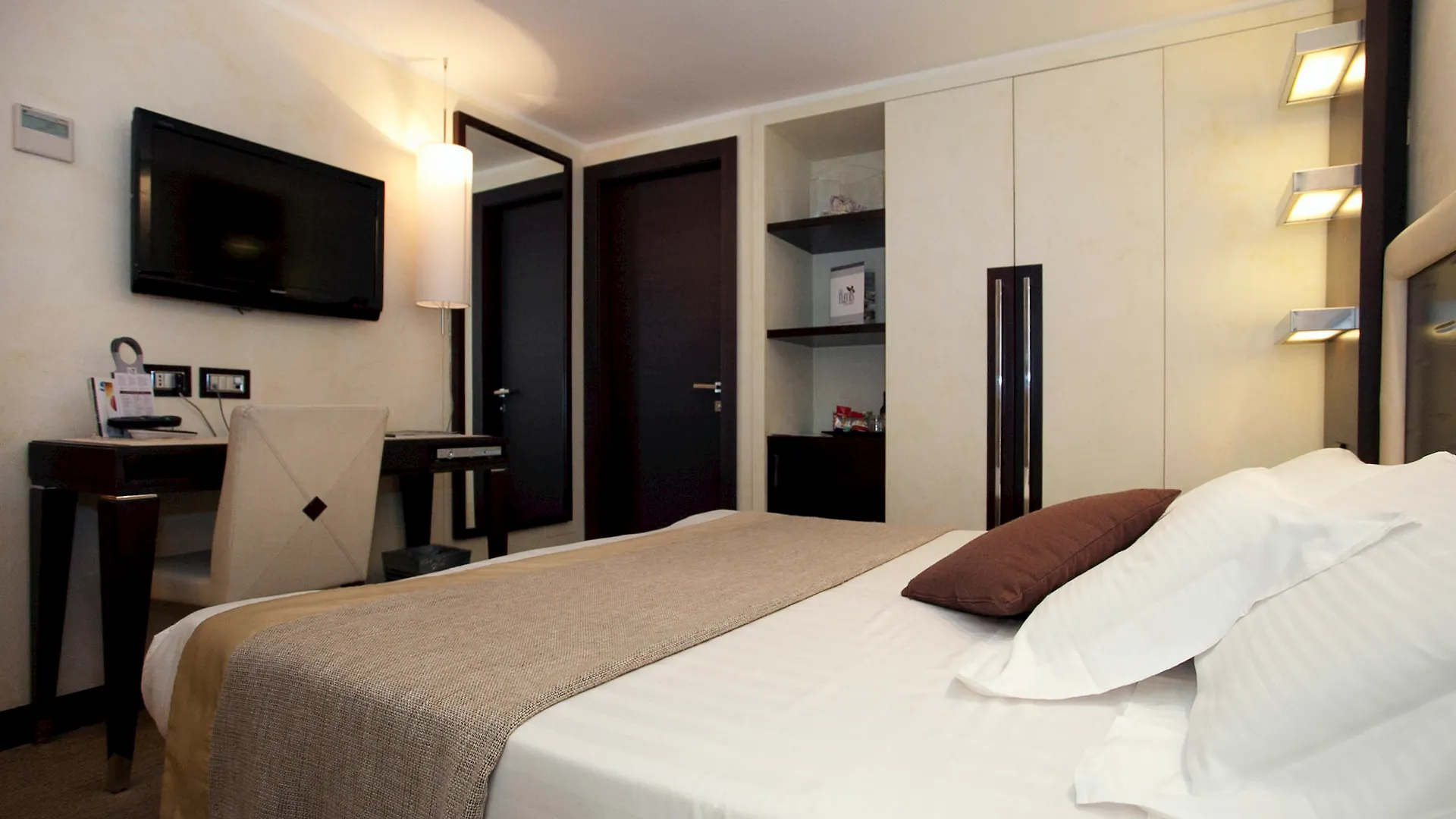 Les Fleurs Luxury House Guest House Rome 3*,  Italy